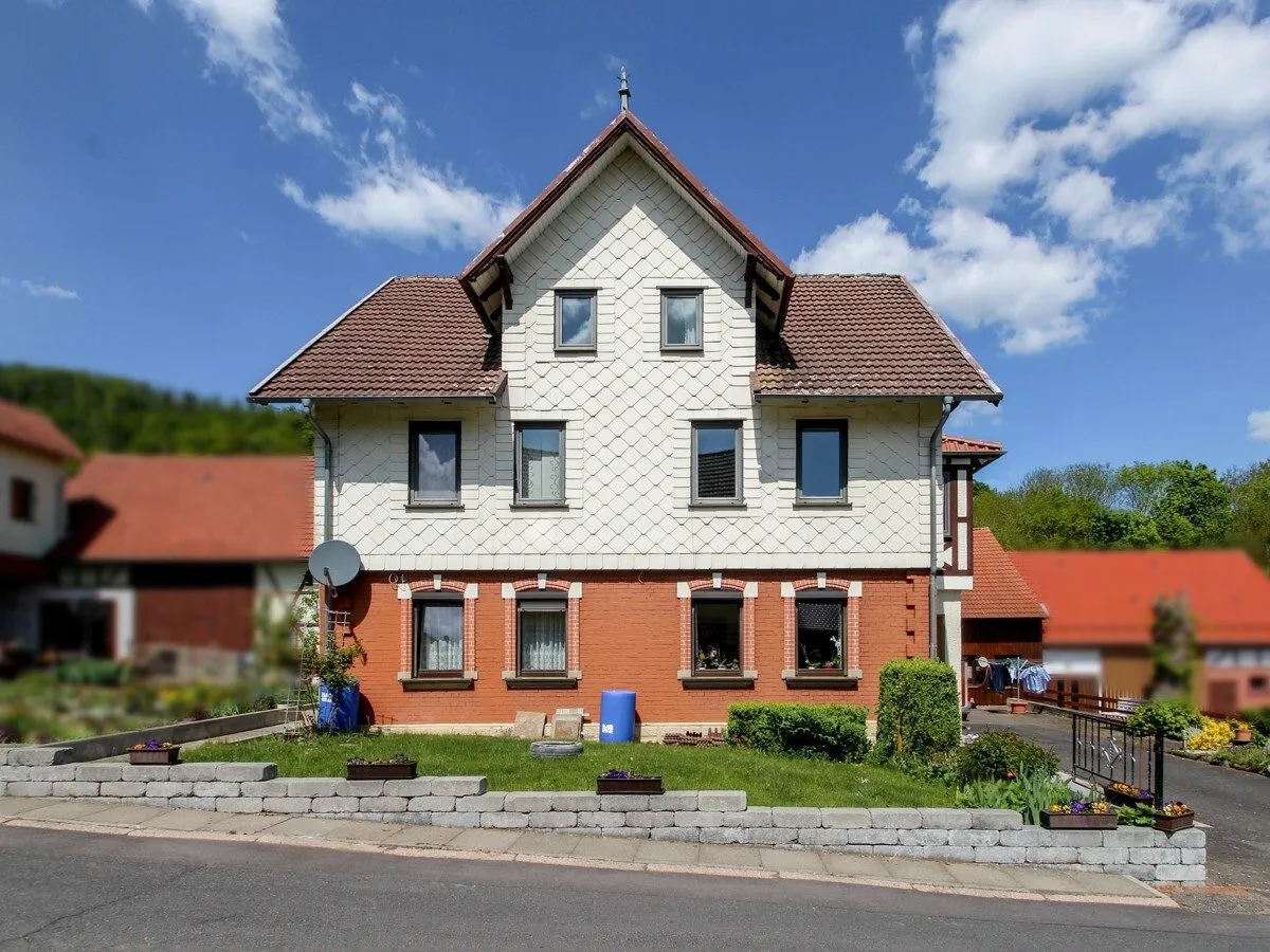  VR Immobilien GmbH - Immobilienangebot - Dermbach - Alle - Wohnhaus mit vielseitig nutzbarem Nebengebäude in Brunnhartshausen