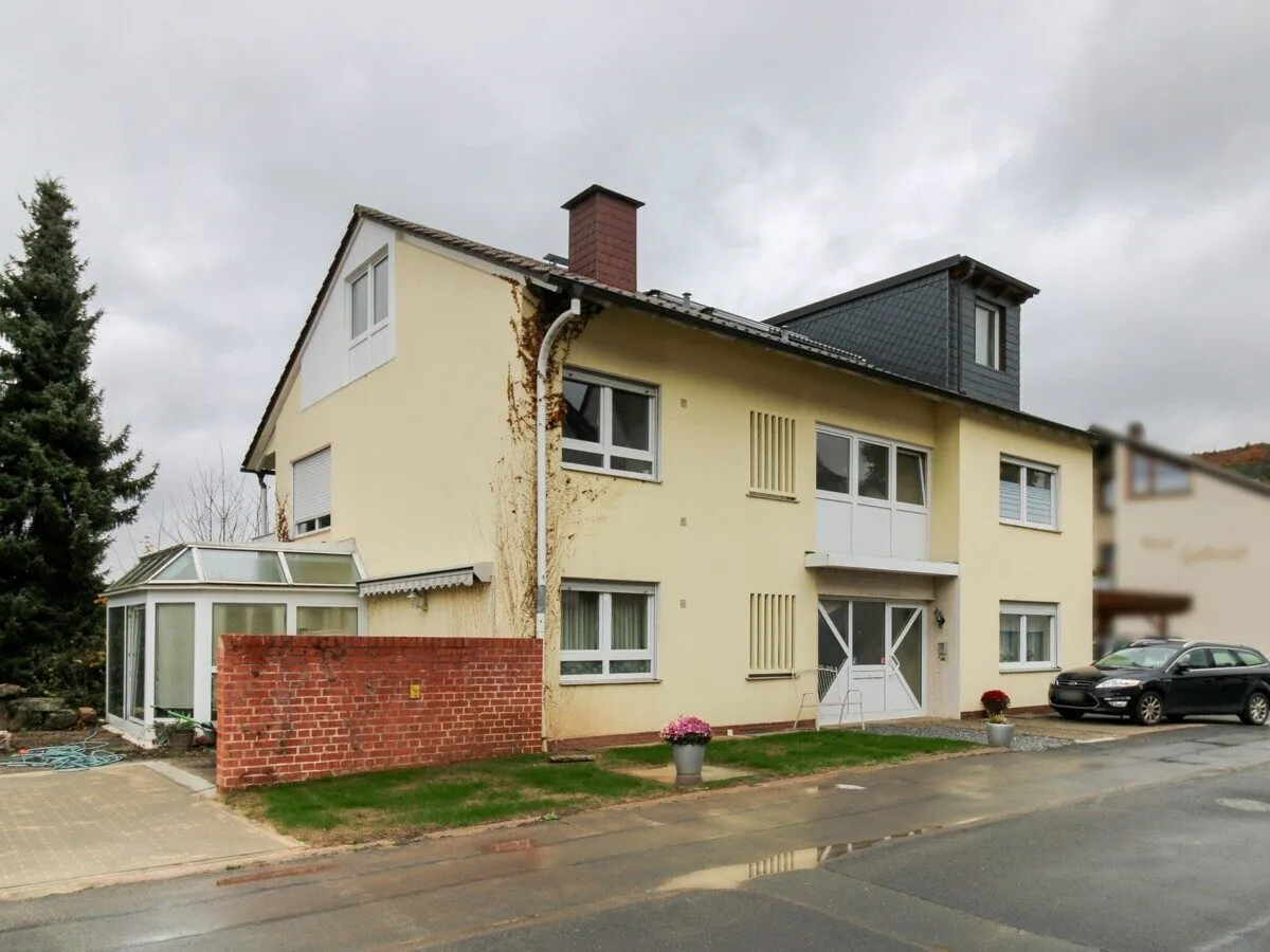  VR Immobilien GmbH - Immobilienangebot - Bad Salzschlirf - Alle - RESERVIERT: Zweizimmerwohnung mit Stellplatz und Balkon in saniertem Mehrfamilienhaus