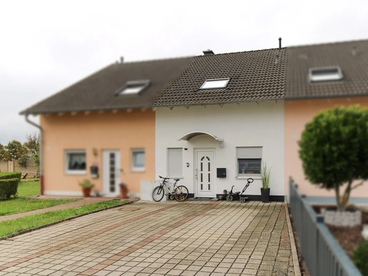  VR Immobilien GmbH - Immobilienangebot - Künzell - Alle - Familienfreundliches Reihenmittelhaus mit Garten und Terrasse in Künzell-Bachrain