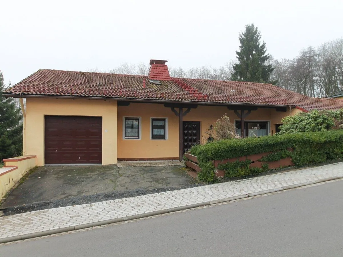  VR Immobilien GmbH - Immobilienangebot - Grebenhain - Alle - RESERVIERT: Großzügiges Zweifamilienhaus mit Einliegerwohnung und großem Grundstück in Oberwald