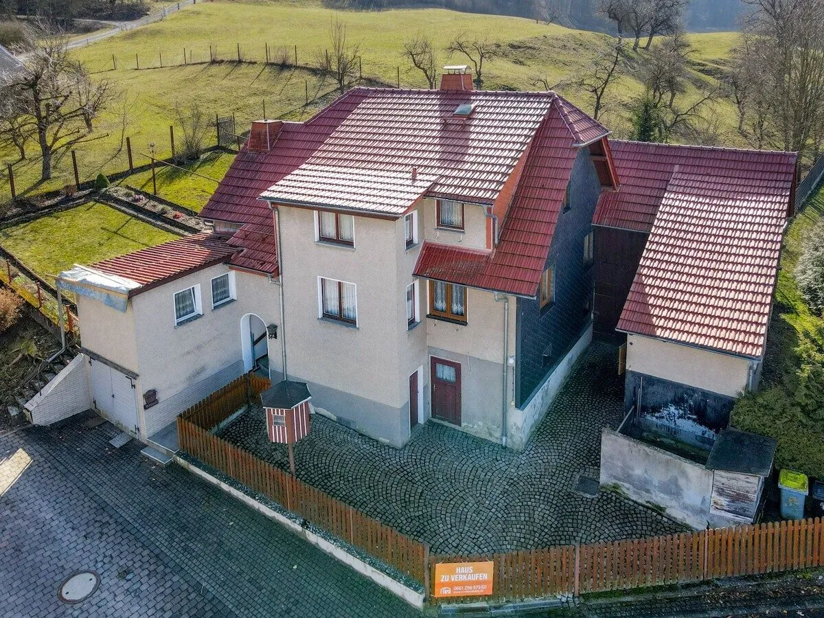  VR Immobilien GmbH - Immobilienangebot - Dermbach - Alle - RESERVIERT: Einfamilienhaus mit Nebengebäuden in ruhiger Ortsrandlage von Neidhartshausen