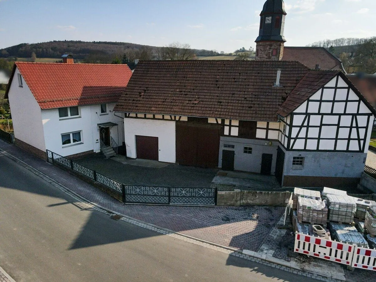  VR Immobilien GmbH - Immobilienangebot - Hohenroda - Alle - Wohnhaus mit Garten und großer Scheune in Hohenroda-Mansbach