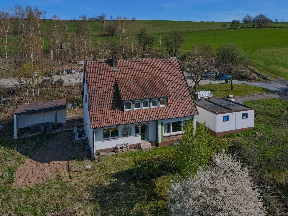  VR Immobilien GmbH - Immobilienangebot - Tann (Rhön) - Alle - Teilsaniertes Wohnhaus mit Weitblick in Tann-Wendershausen
