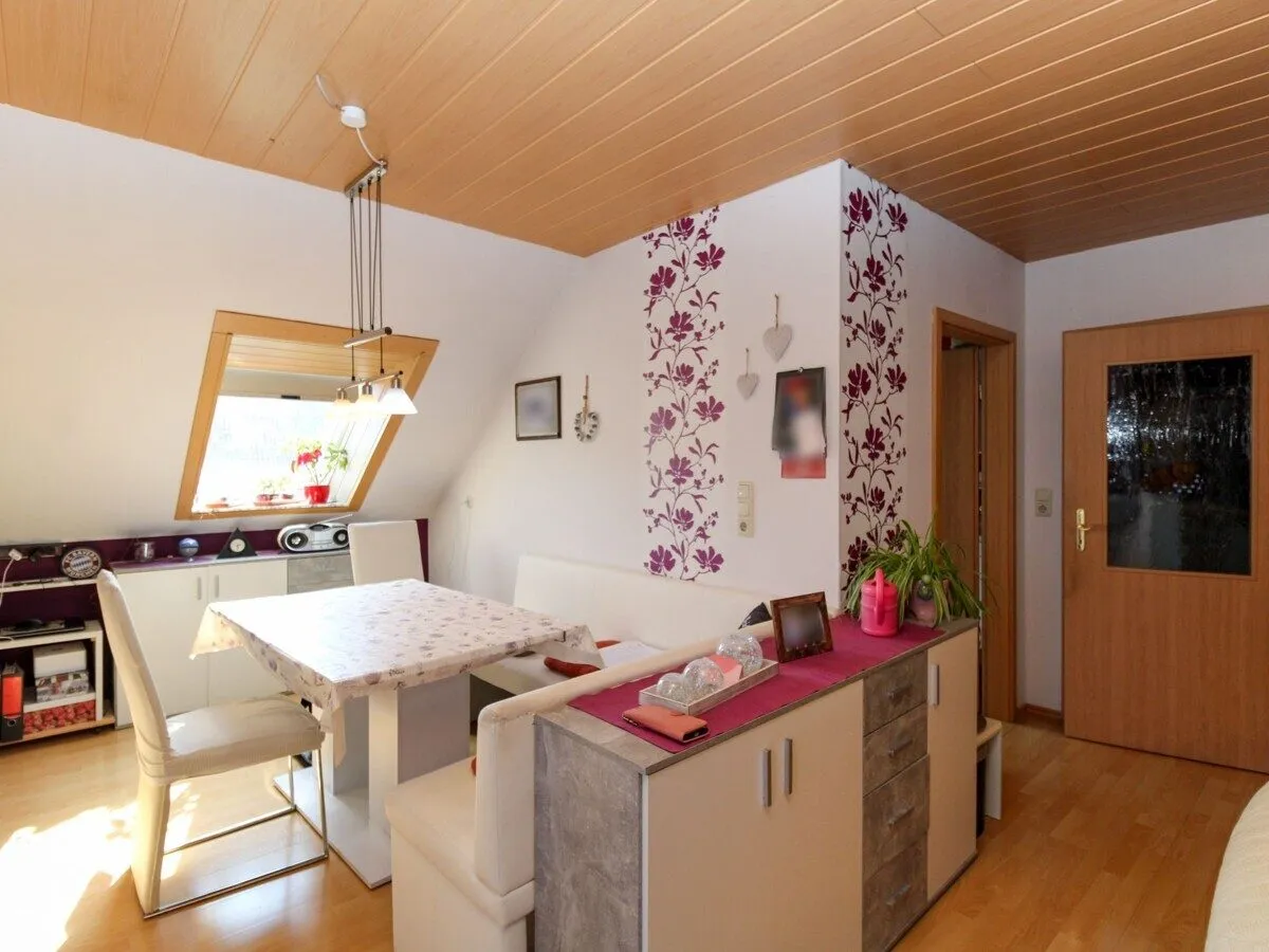  VR Immobilien GmbH - Immobilienangebot - Schlitz - Alle - Gemütliche Dachgeschosswohnung mit Balkon in ruhiger Lage von Schlitz-Niederstoll