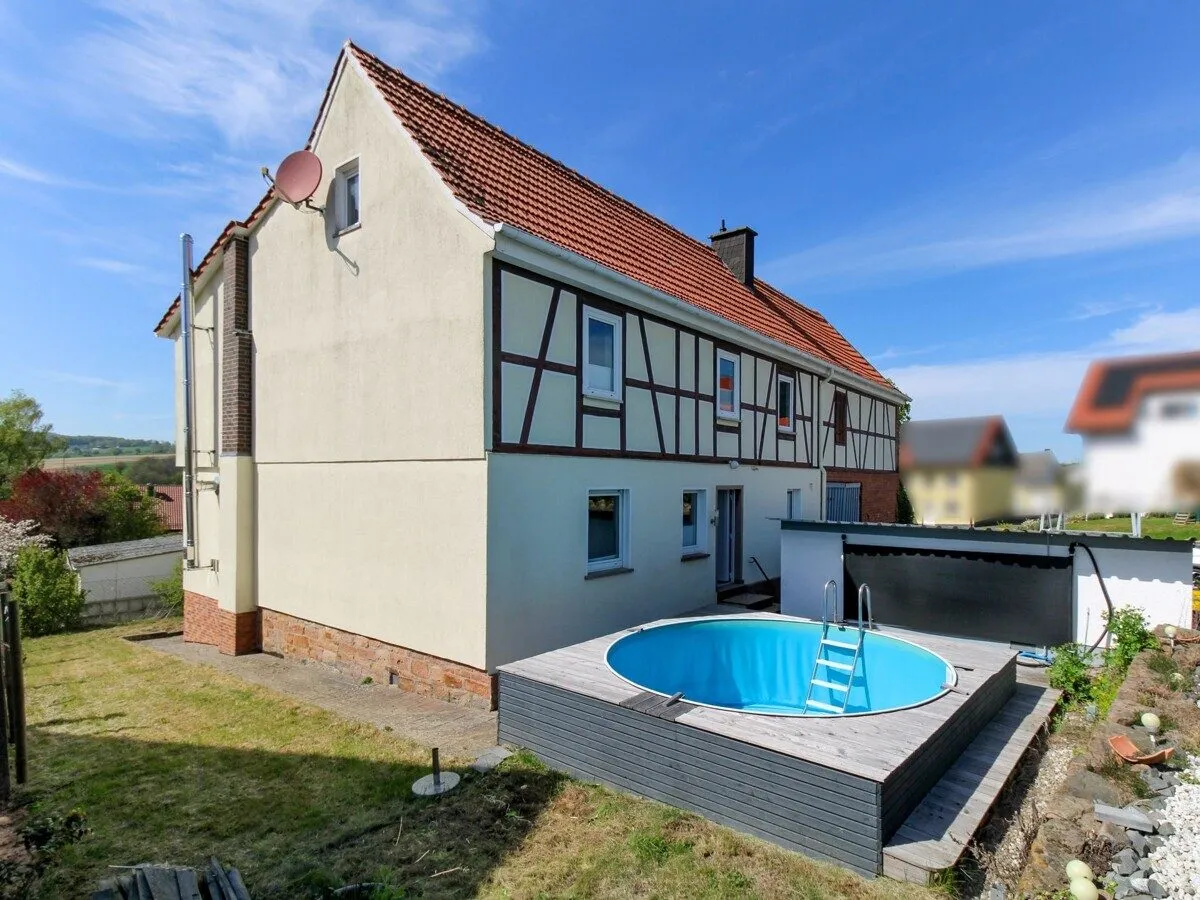 VR Immobilien GmbH - Immobilienangebot - Großenlüder - Alle - Viel Raum für Ideen Einfamilienhaus mit Scheune Pool und großem Grundstück in Kleinlüder