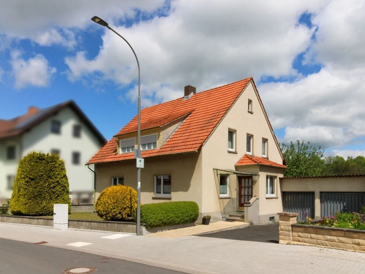  VR Immobilien GmbH - Immobilienangebot - Nüsttal - Alle - Familienfreundliches Einfamilienhaus mit Garten in Feldrandlage von Nüsttal-Silges